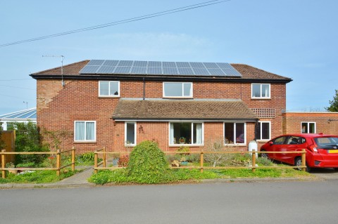 View Full Details for Queens Road, Thame, OX9 3NQ