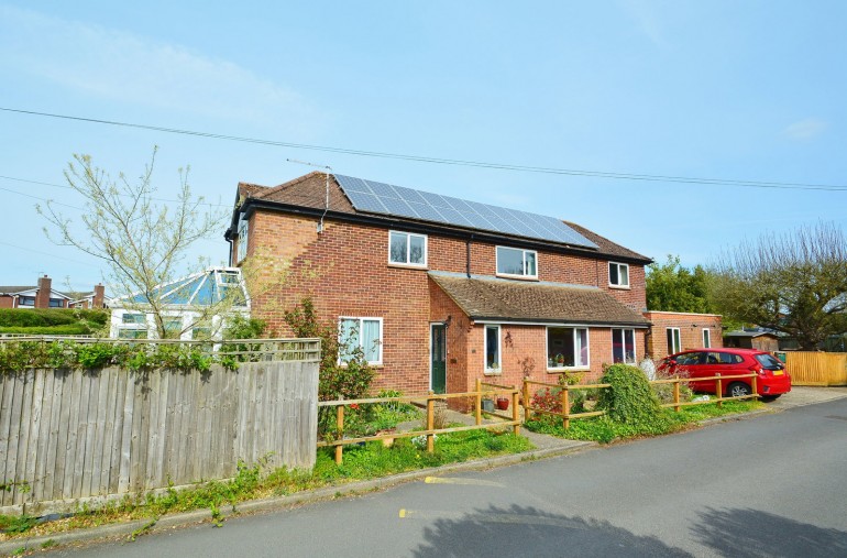 Queens Road, Thame, OX9 3NQ